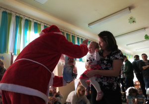 Ewelinka odbiera prezent od Świętego Mikołaja